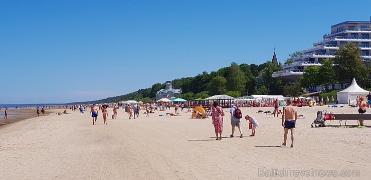 Karstais un saulainais laiks ir piepildījis Jūrmalas pludmali ar atpūtniekiem un tūristiem. Foto: Samsung Note8 224696