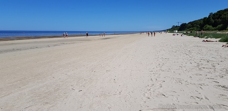 Karstais un saulainais laiks ir piepildījis Jūrmalas pludmali ar atpūtniekiem un tūristiem. Foto: Samsung Note8 224697