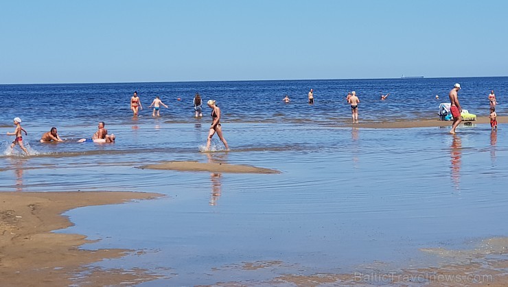 Karstais un saulainais laiks ir piepildījis Jūrmalas pludmali ar atpūtniekiem un tūristiem. Foto: Samsung Note8 224701