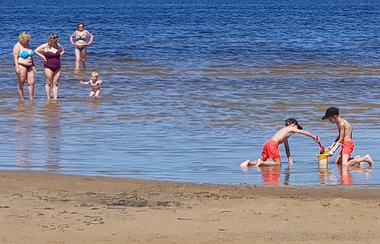 Karstais un saulainais laiks ir piepildījis Jūrmalas pludmali ar atpūtniekiem un tūristiem. Foto: Samsung Note8 224703