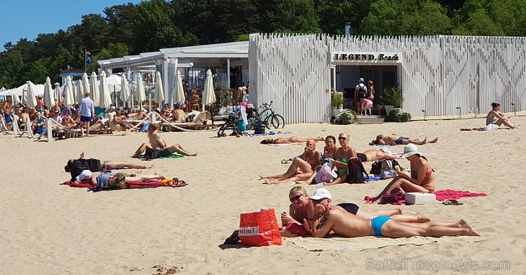 Karstais un saulainais laiks ir piepildījis Jūrmalas pludmali ar atpūtniekiem un tūristiem. Foto: Samsung Note8 224704