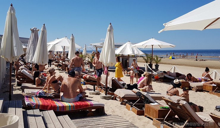 Karstais un saulainais laiks ir piepildījis Jūrmalas pludmali ar atpūtniekiem un tūristiem. Foto: Samsung Note8 224705