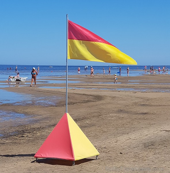 Karstais un saulainais laiks ir piepildījis Jūrmalas pludmali ar atpūtniekiem un tūristiem. Foto: Samsung Note8 224709