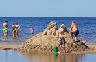 Karstais un saulainais laiks ir piepildījis Jūrmalas pludmali ar atpūtniekiem un tūristiem. Foto: Samsung Note8 6