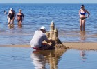 Karstais un saulainais laiks ir piepildījis Jūrmalas pludmali ar atpūtniekiem un tūristiem. Foto: Samsung Note8 8