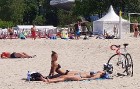Karstais un saulainais laiks ir piepildījis Jūrmalas pludmali ar atpūtniekiem un tūristiem. Foto: Samsung Note8 16