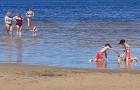Karstais un saulainais laiks ir piepildījis Jūrmalas pludmali ar atpūtniekiem un tūristiem. Foto: Samsung Note8 17