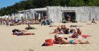 Karstais un saulainais laiks ir piepildījis Jūrmalas pludmali ar atpūtniekiem un tūristiem. Foto: Samsung Note8 18