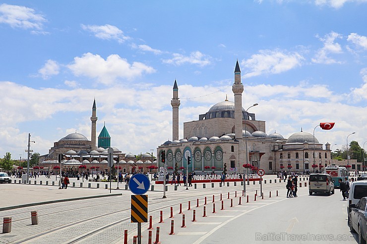 Travelnews.lv iepazīst Mevlevi jeb Rūmī mauzoleju, muzeja ēku, mošeju un centrālo laukumu. Sadarbībā ar Turkish Airlines 225013