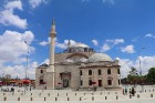 Travelnews.lv iepazīst Mevlevi jeb Rūmī mauzoleju, muzeja ēku, mošeju un centrālo laukumu. Sadarbībā ar Turkish Airlines 3