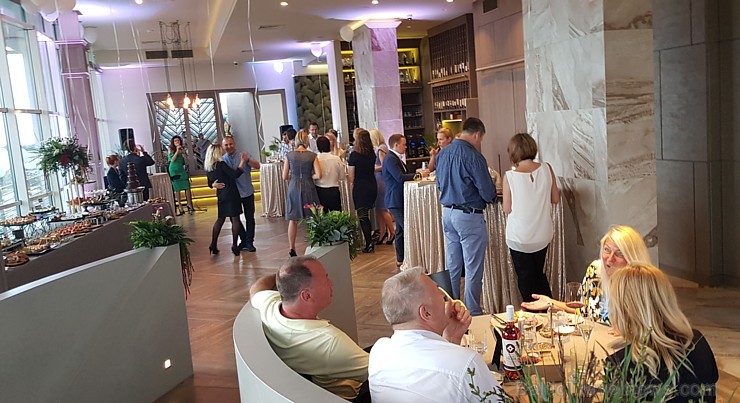 Pārdaugavas viesnīca «Bellevue Park Hotel Riga» atklāj restorāna «Le Sommet» jumta terasi ar burvīgu Rīgas skatu. Foto: Samsung Galaxy Note8 226061