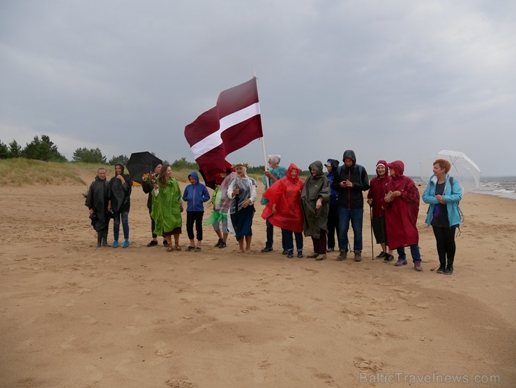 Vasaras saulgriežu laikā patriotiski noskaņoti cilvēki izgaismojuši Latviju, apejot tai apkārt 226309
