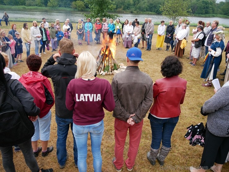 Vasaras saulgriežu laikā patriotiski noskaņoti cilvēki izgaismojuši Latviju, apejot tai apkārt 226315