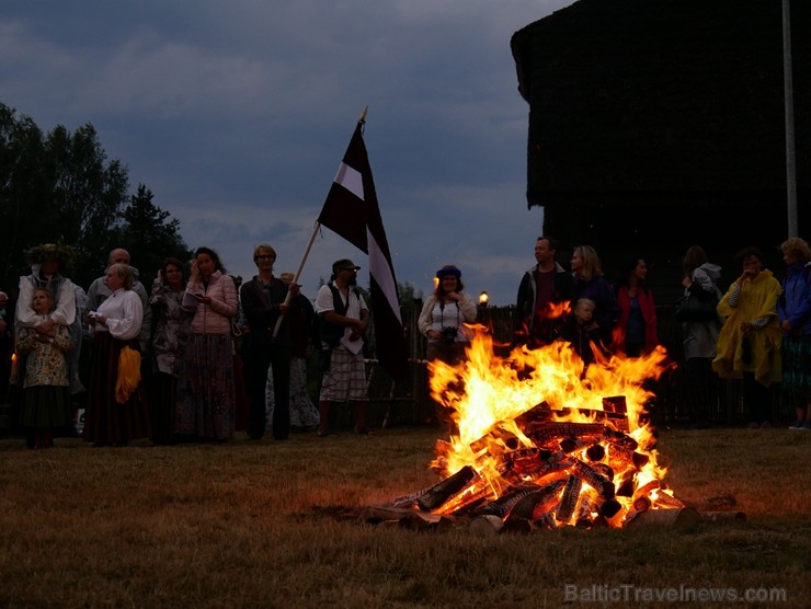 Vasaras saulgriežu laikā patriotiski noskaņoti cilvēki izgaismojuši Latviju, apejot tai apkārt 226317