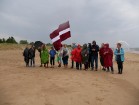 Vasaras saulgriežu laikā patriotiski noskaņoti cilvēki izgaismojuši Latviju, apejot tai apkārt 16