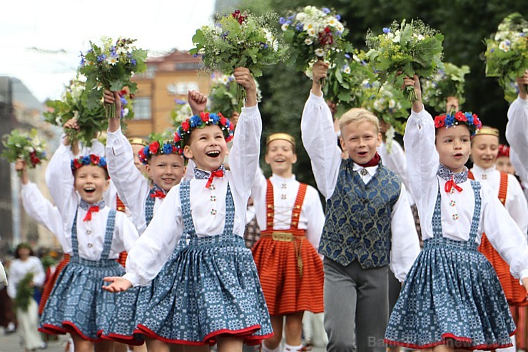 Dziesmu un deju svētku atklāšanas gājiens pulcē Rīgā visus Latvijas novadus (101-200) 226616