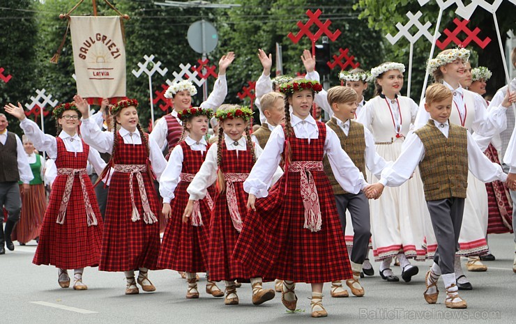 Dziesmu un deju svētku atklāšanas gājiens pulcē Rīgā visus Latvijas novadus (101-200) 226621