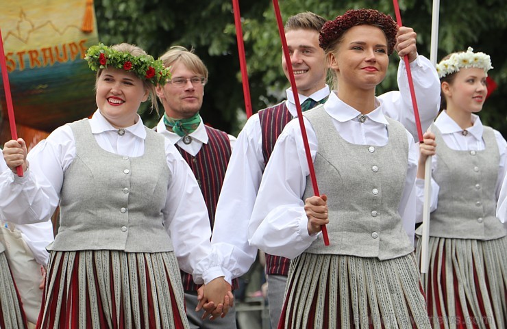 Dziesmu un deju svētku atklāšanas gājiens pulcē Rīgā visus Latvijas novadus (101-200) 226630