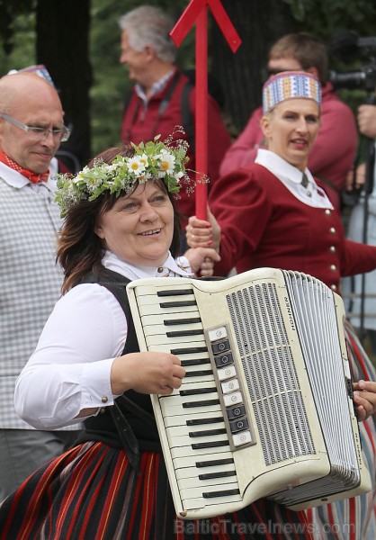 Dziesmu un deju svētku atklāšanas gājiens pulcē Rīgā visus Latvijas novadus (101-200) 226634