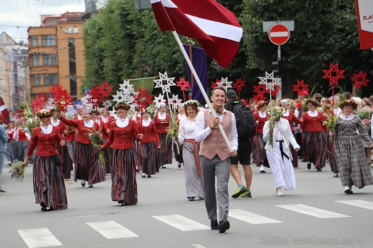 Dziesmu un deju svētku atklāšanas gājiens pulcē Rīgā visus Latvijas novadus (101-200) 226639