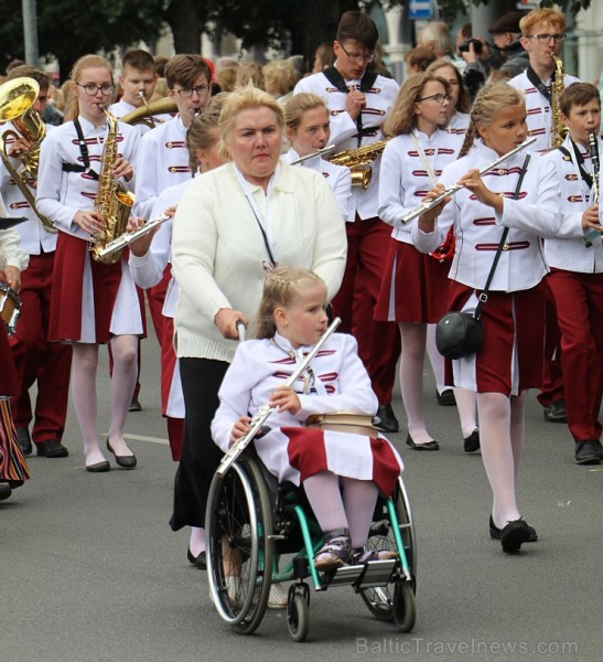 Dziesmu un deju svētku atklāšanas gājiens pulcē Rīgā visus Latvijas novadus (101-200) 226655