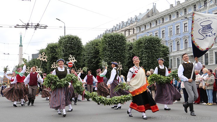 Dziesmu un deju svētku atklāšanas gājiens pulcē Rīgā visus Latvijas novadus (101-200) 226670
