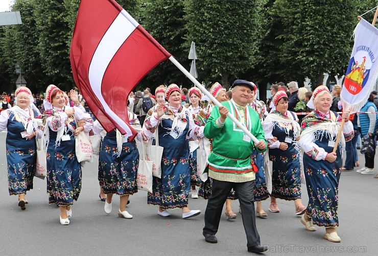 Dziesmu un deju svētku atklāšanas gājiens pulcē Rīgā visus Latvijas novadus (101-200) 226676