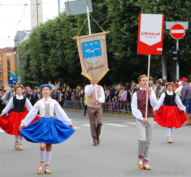 Dziesmu un deju svētku atklāšanas gājiens pulcē Rīgā visus Latvijas novadus (101-200) 226677
