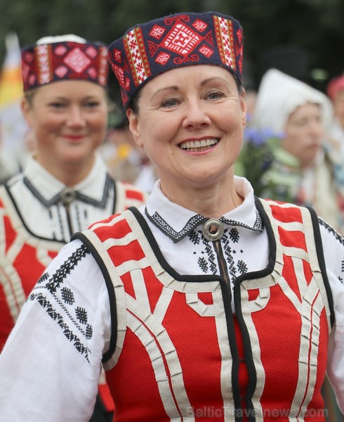 Dziesmu un deju svētku atklāšanas gājiens pulcē Rīgā visus Latvijas novadus (101-200) 226680