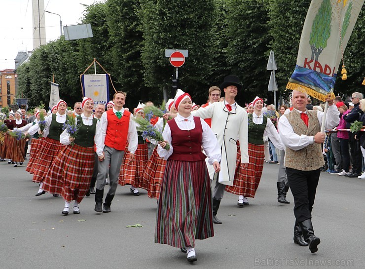 Dziesmu un deju svētku atklāšanas gājiens pulcē Rīgā visus Latvijas novadus (101-200) 226692