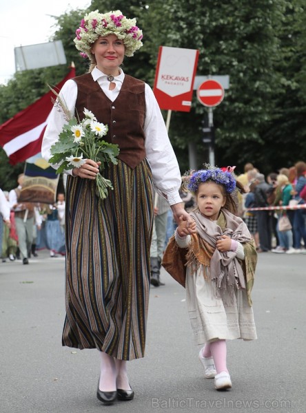 Dziesmu un deju svētku atklāšanas gājiens pulcē Rīgā visus Latvijas novadus (101-200) 226699