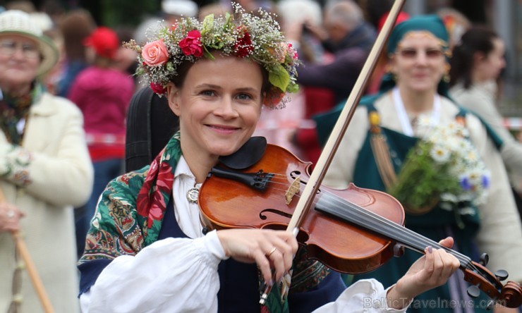 Dziesmu un deju svētku atklāšanas gājiens pulcē Rīgā visus Latvijas novadus (101-200) 226705