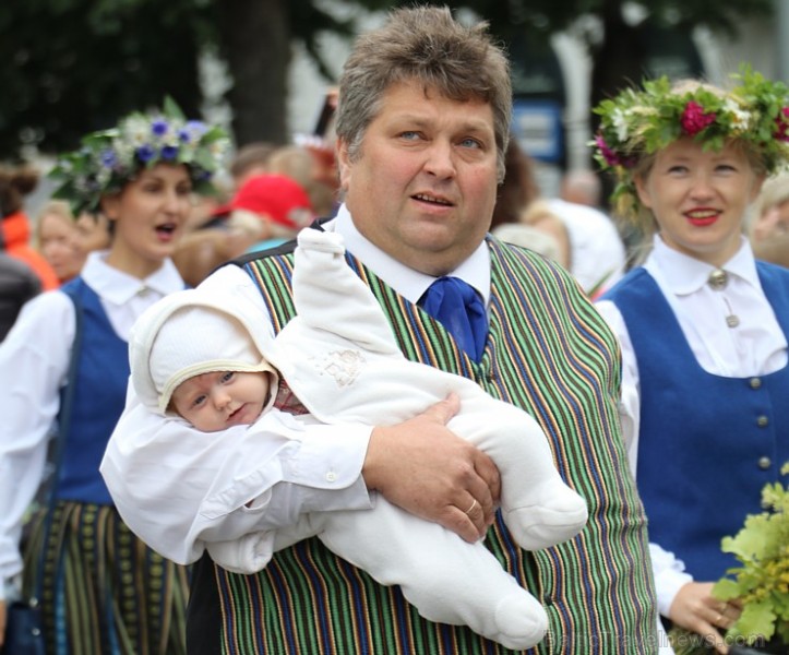 Dziesmu un deju svētku atklāšanas gājiens pulcē Rīgā visus Latvijas novadus (101-200) 226712