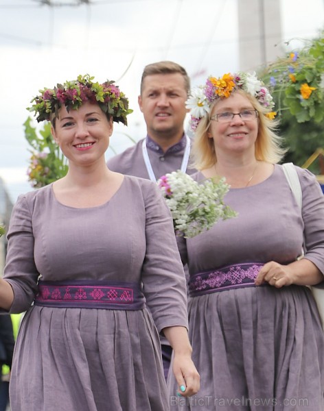 Dziesmu un deju svētku atklāšanas gājiens pulcē Rīgā visus Latvijas novadus (201-300) 226730