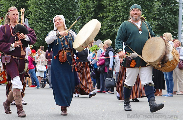 Dziesmu un deju svētku atklāšanas gājiens pulcē Rīgā visus Latvijas novadus (201-300) 226732