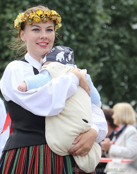 Dziesmu un deju svētku atklāšanas gājiens pulcē Rīgā visus Latvijas novadus (201-300) 226733