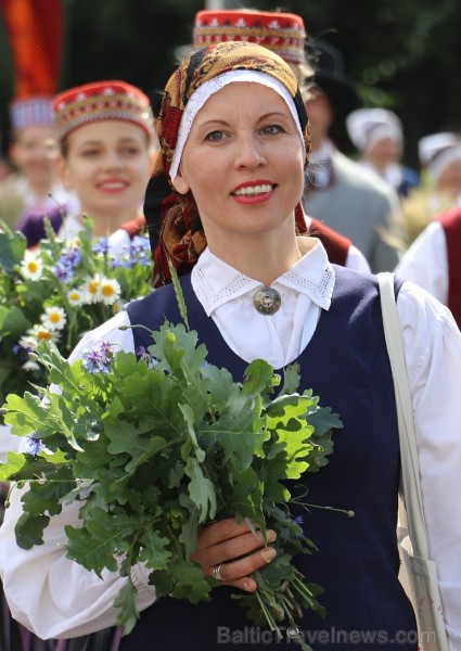Dziesmu un deju svētku atklāšanas gājiens pulcē Rīgā visus Latvijas novadus (201-300) 226738