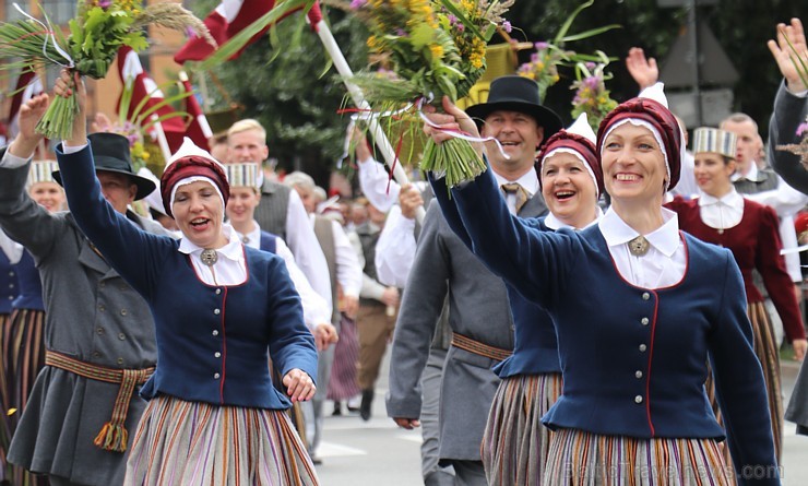 Dziesmu un deju svētku atklāšanas gājiens pulcē Rīgā visus Latvijas novadus (201-300) 226750