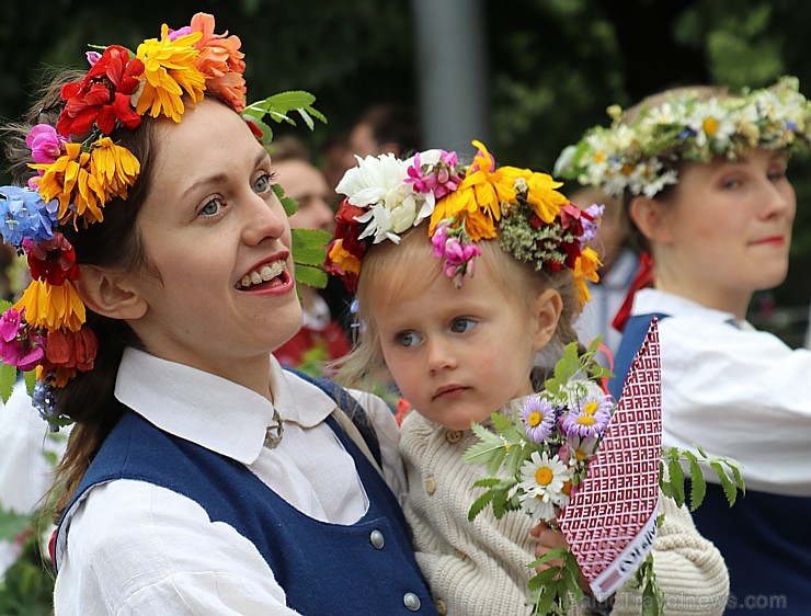 Dziesmu un deju svētku atklāšanas gājiens pulcē Rīgā visus Latvijas novadus (201-300) 226763