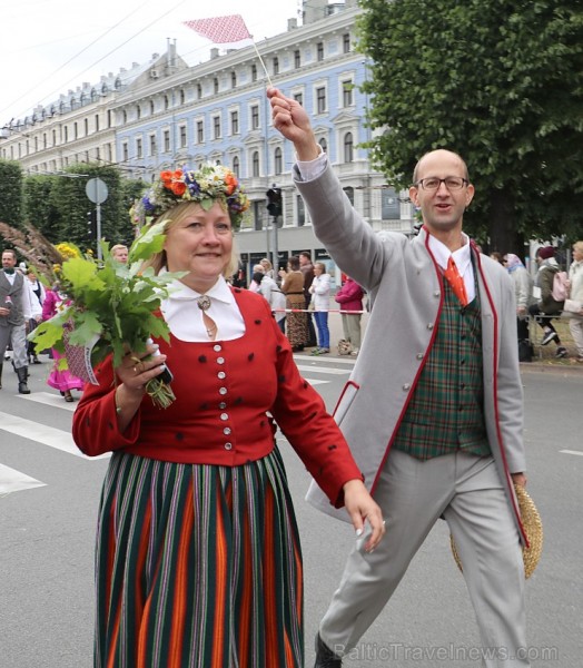 Dziesmu un deju svētku atklāšanas gājiens pulcē Rīgā visus Latvijas novadus (201-300) 226766