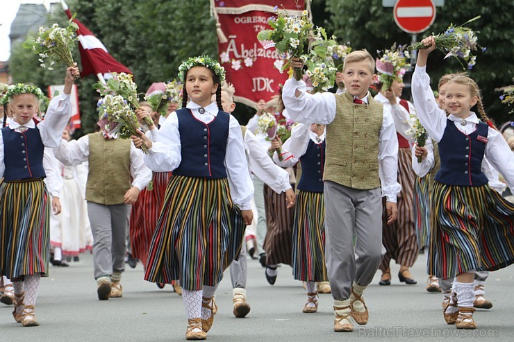 Dziesmu un deju svētku atklāšanas gājiens pulcē Rīgā visus Latvijas novadus (201-300) 226771