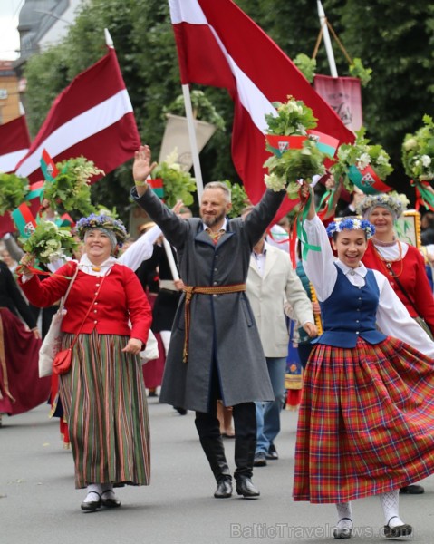 Dziesmu un deju svētku atklāšanas gājiens pulcē Rīgā visus Latvijas novadus (201-300) 226774