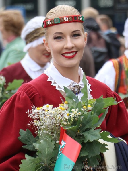 Dziesmu un deju svētku atklāšanas gājiens pulcē Rīgā visus Latvijas novadus (201-300) 226775