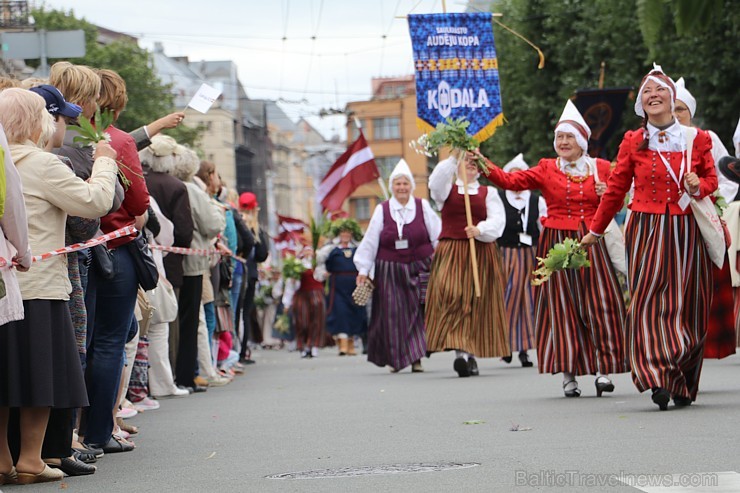 Dziesmu un deju svētku atklāšanas gājiens pulcē Rīgā visus Latvijas novadus (201-300) 226797