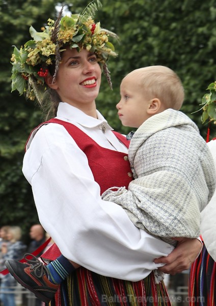 Dziesmu un deju svētku atklāšanas gājiens pulcē Rīgā visus Latvijas novadus (201-300) 226798