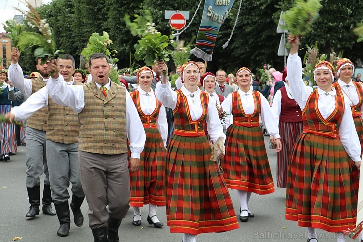 Dziesmu un deju svētku atklāšanas gājiens pulcē Rīgā visus Latvijas novadus (201-300) 226808