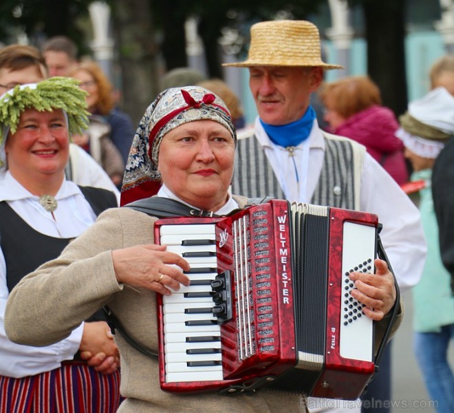 Dziesmu un deju svētku atklāšanas gājiens pulcē Rīgā visus Latvijas novadus (301-400) 226824