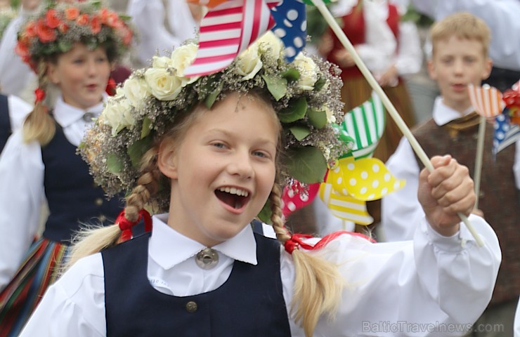 Dziesmu un deju svētku atklāšanas gājiens pulcē Rīgā visus Latvijas novadus (301-400) 226875
