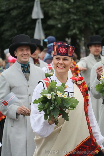 Dziesmu un deju svētku atklāšanas gājiens pulcē Rīgā visus Latvijas novadus (301-400) 226878