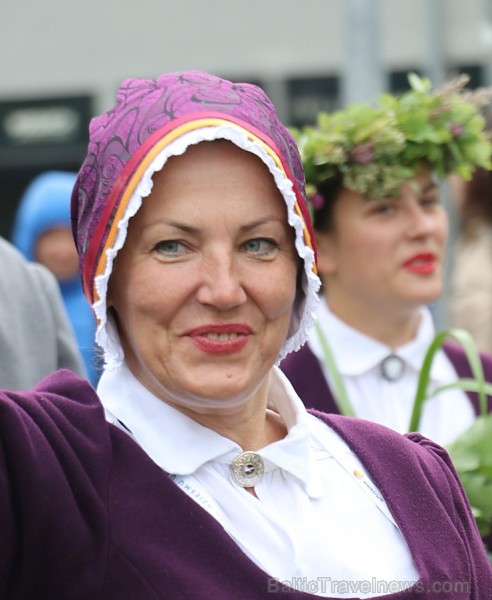 Dziesmu un deju svētku atklāšanas gājiens pulcē Rīgā visus Latvijas novadus (301-400) 226887